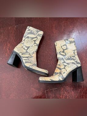 90s Le Chateau gorgeous 90s snakeskin print ankle boots